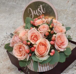 FLR-ARR-013 Pastel hatbox flower arrangement – soft pastel blooms delivered across South Africa