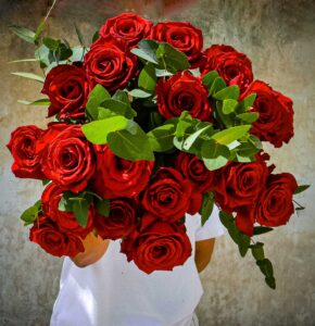 Spectacular red rose bouquet – vibrant fresh flowers available for delivery in South Africa